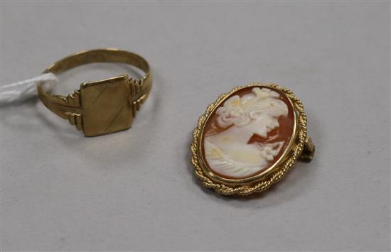 A 9ct gold signet ring and a cameo brooch in 9ct gold mount.